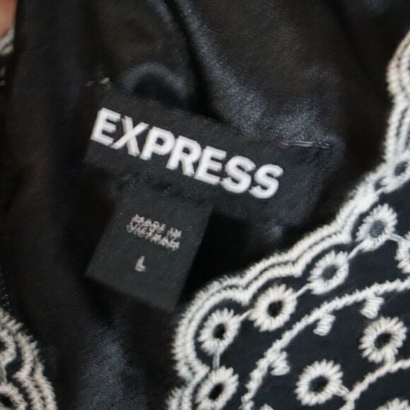 Express Scalloped and Embroidered Black/White Eyelet Romper, Lage - Picture 7 of 7